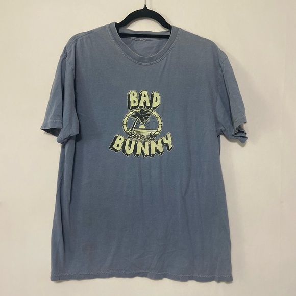 Bad Bunny World's Hottest Tour 2022 sold out concert tee size L EUC - Picture 1 of 4